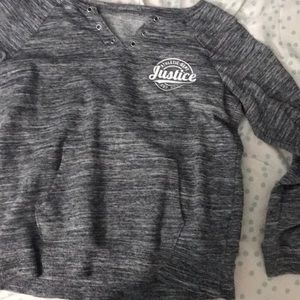 gray sweat shirt